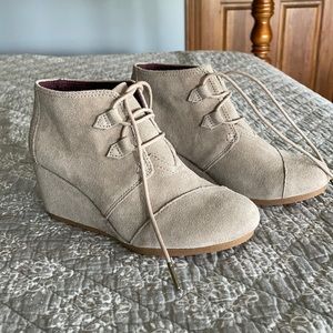 BRAND NEW NEVER WORN TOMS LACE UP WEDGE BOOTS!!!!!